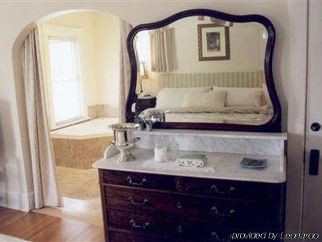 Bluecrest Bed And Breakfast Niagara Falls Rom bilde